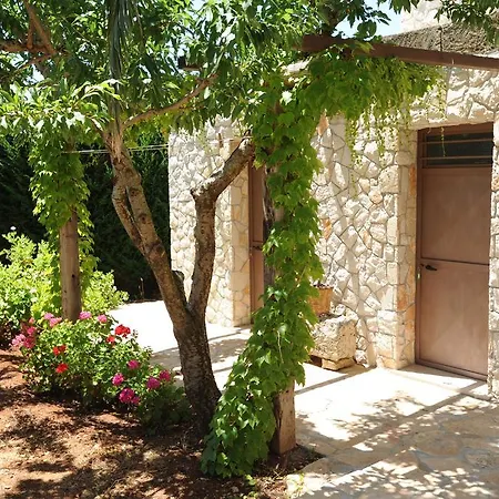 Willa Trullo Elios *